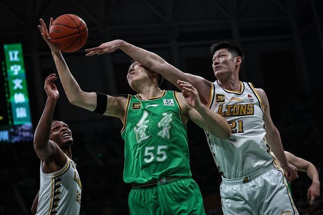 辽宁男篮险胜福建男篮，赛后庆祝气氛欢快的简单介绍